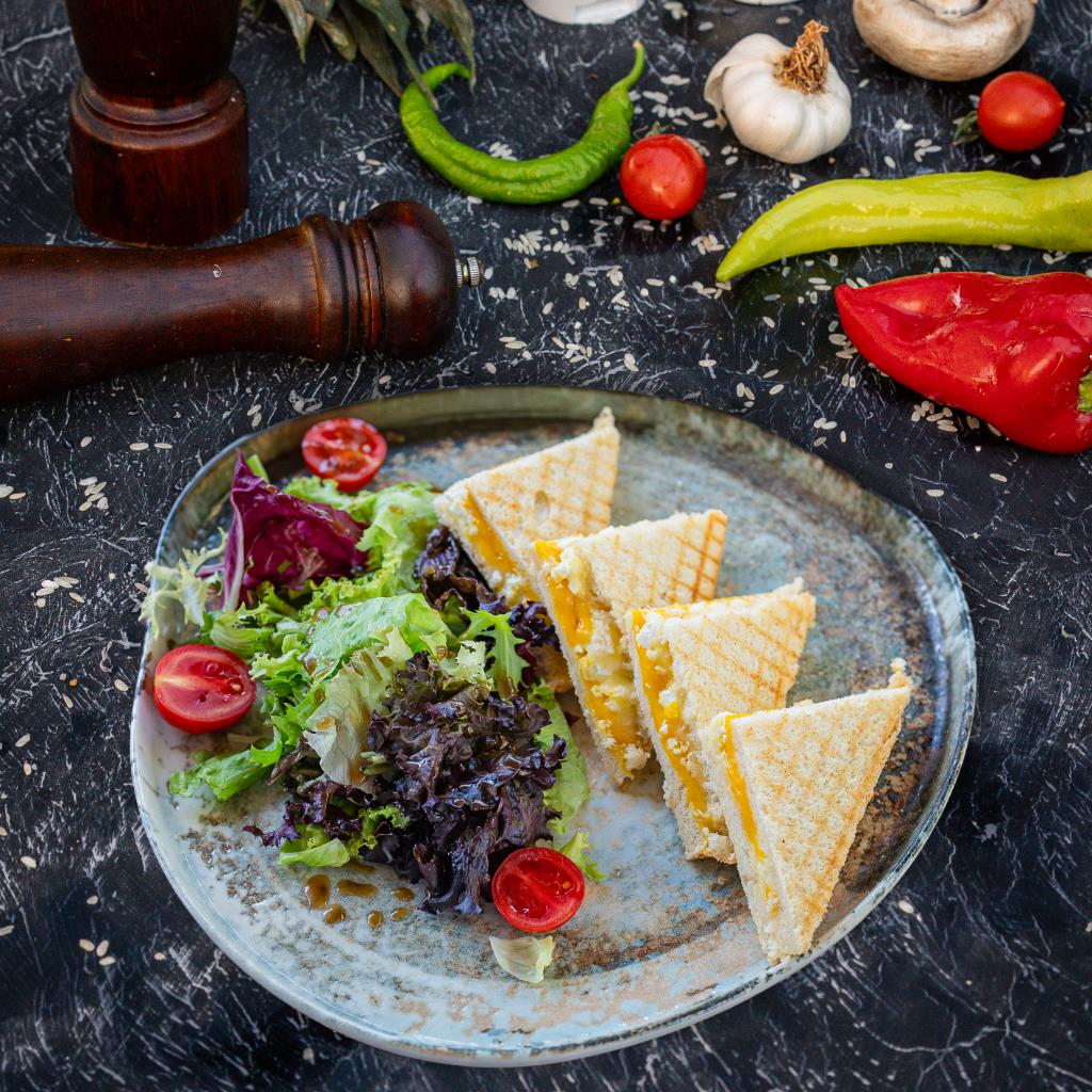 ÜÇ PEYNİRLİ TOST